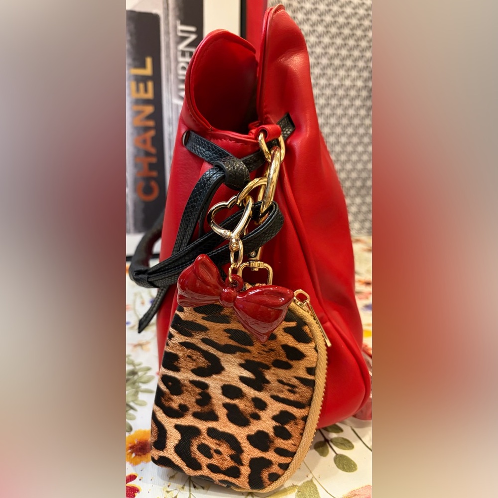 ❤️BADGLEY MISCHKA RED VEGAN LEATHER SHOULDER BAG/CROSSBODY & PURSE CHARM - Picture 4 of 14